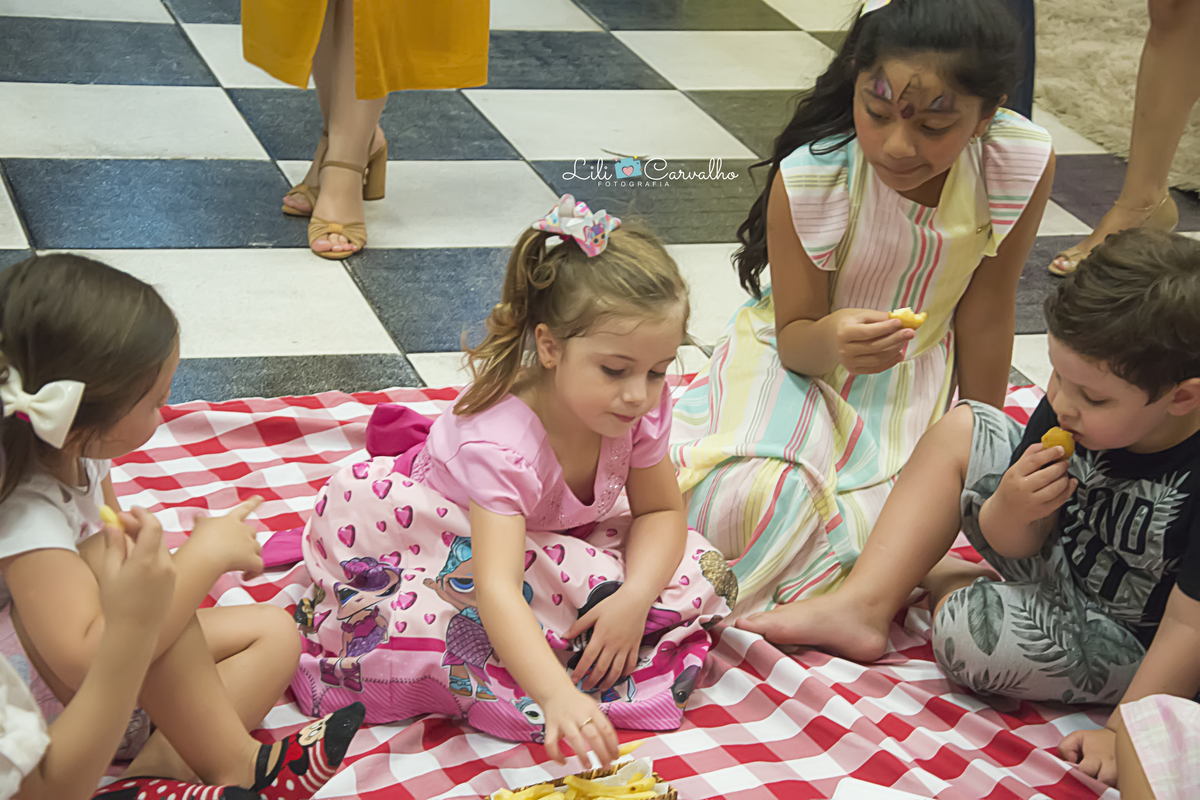 #lilicarvalho #lilifotografia #aniversario #parabens #4anos #cenarioencantado #fotoaniversario #newborn #recemnascido #gestante #gravida #melhorfotografademaringa #lol 