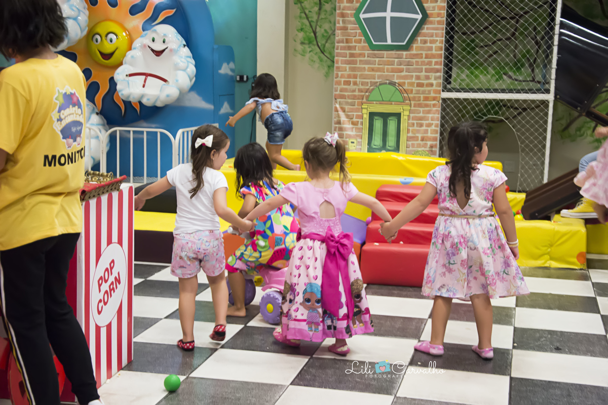 #lilicarvalho #lilifotografia #aniversario #parabens #4anos #cenarioencantado #fotoaniversario #newborn #recemnascido #gestante #gravida #melhorfotografademaringa #lol 