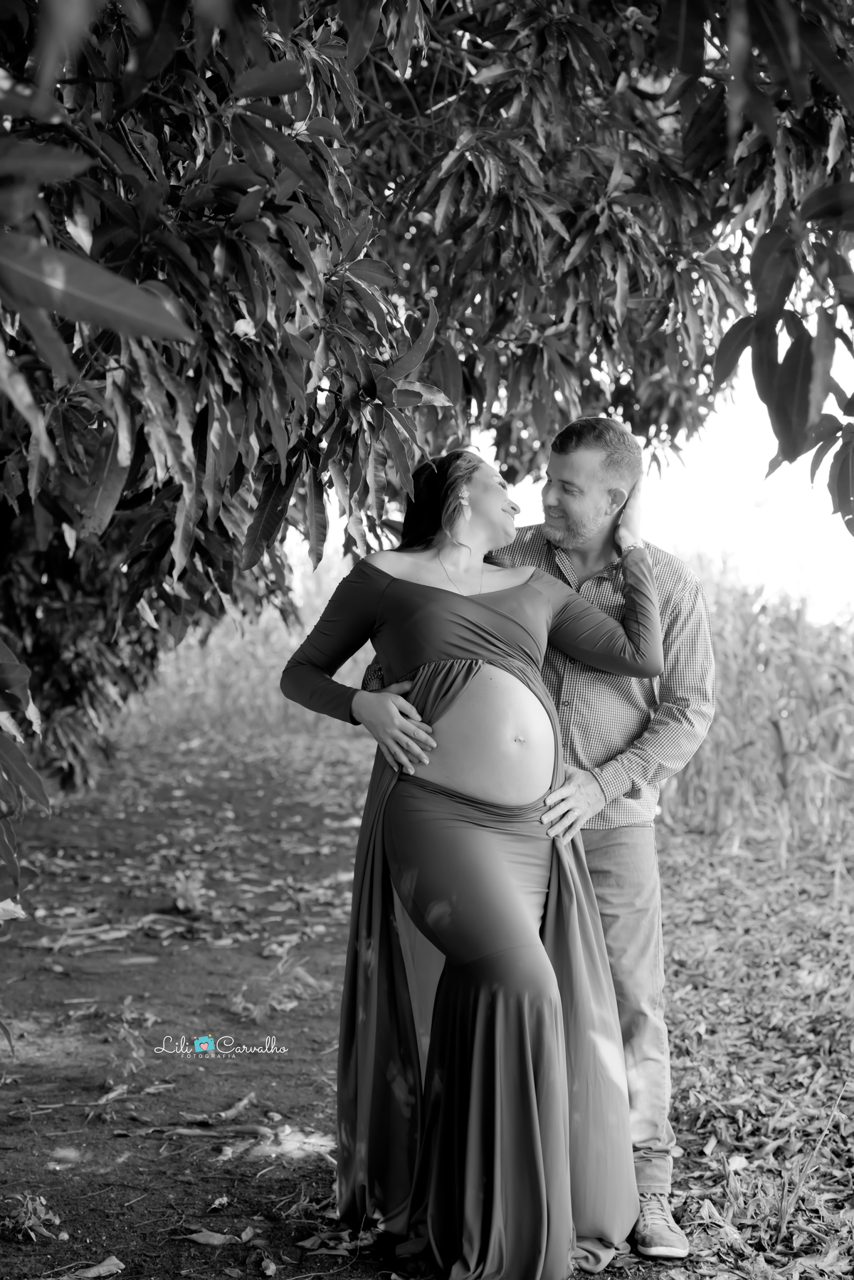 fotografia de gestante no sitio em Maringá  foto em preto e branco 