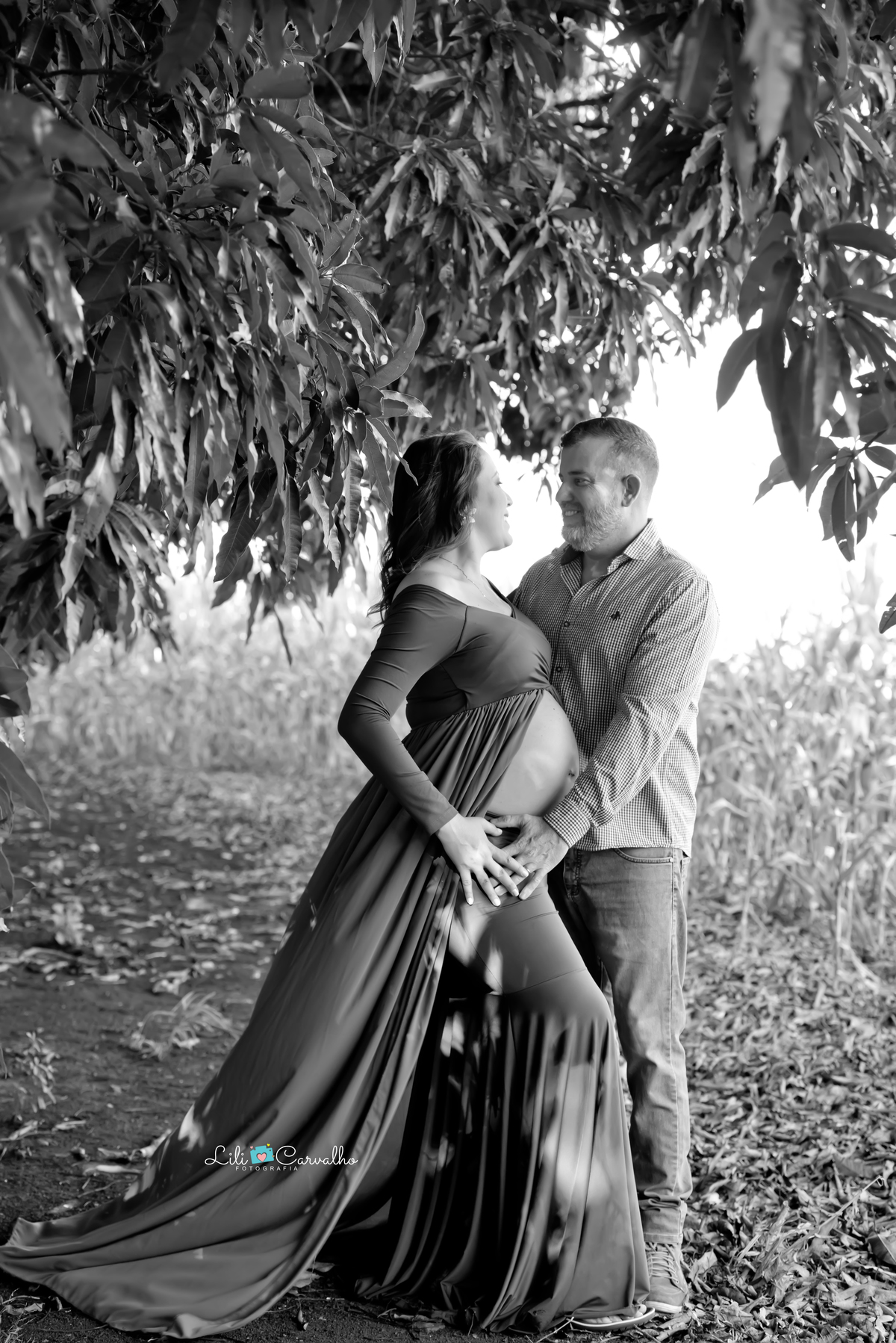 fotografia de gestante no sitio em Maringá  foto em preto e branco no sitio 