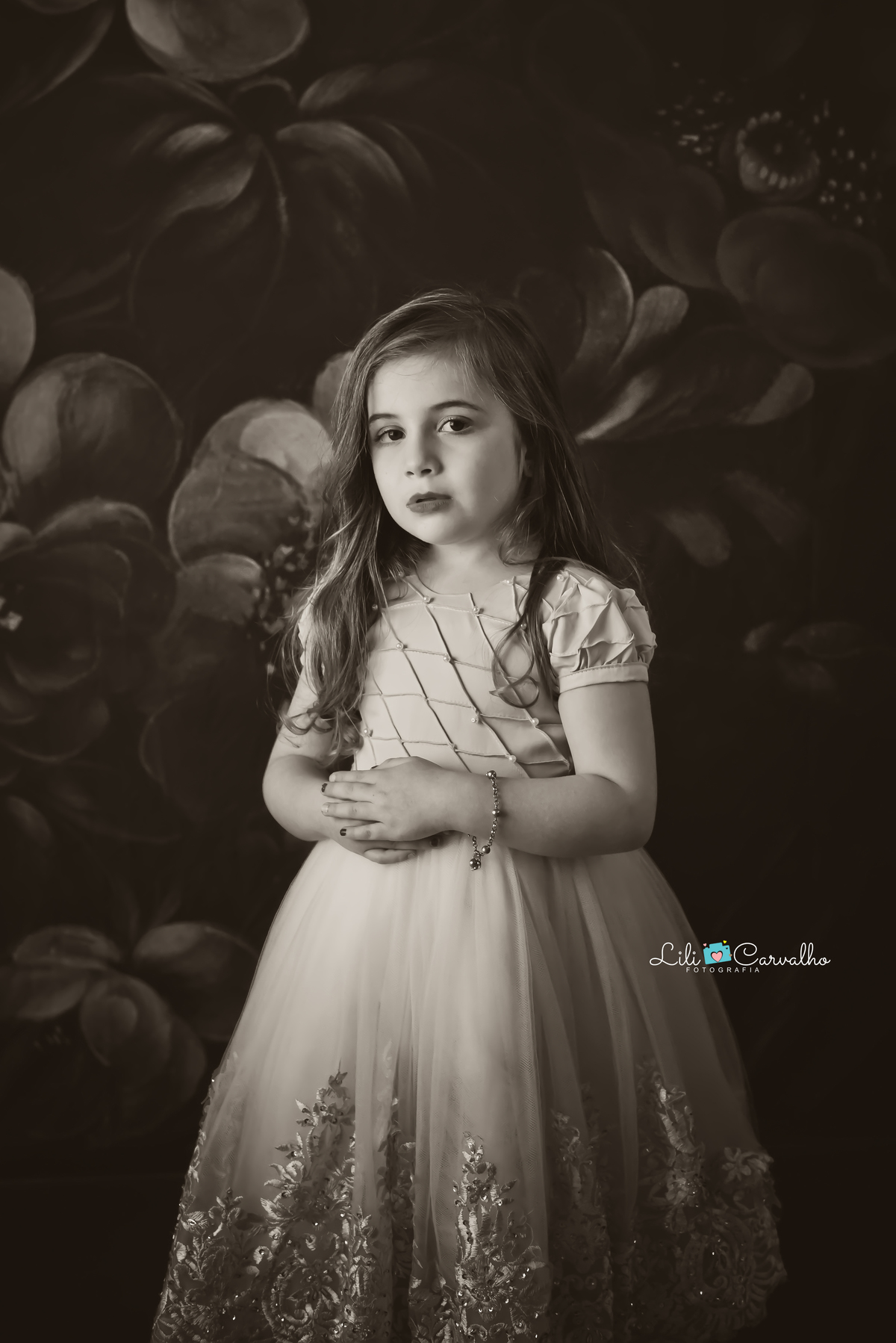 fotografia infantil realizada no estudio em Maringá preto e branco 