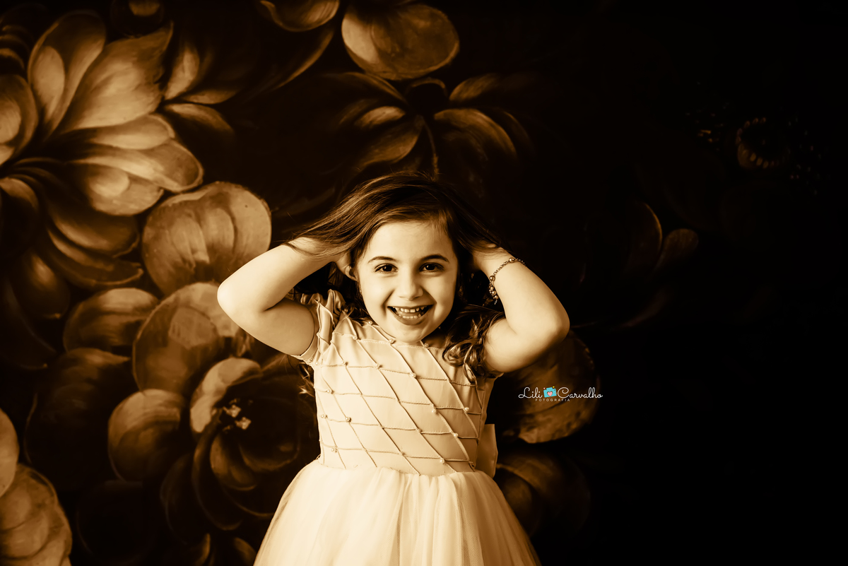 fotografia infantil realizada no estudio em Maringá mao na cabeça 