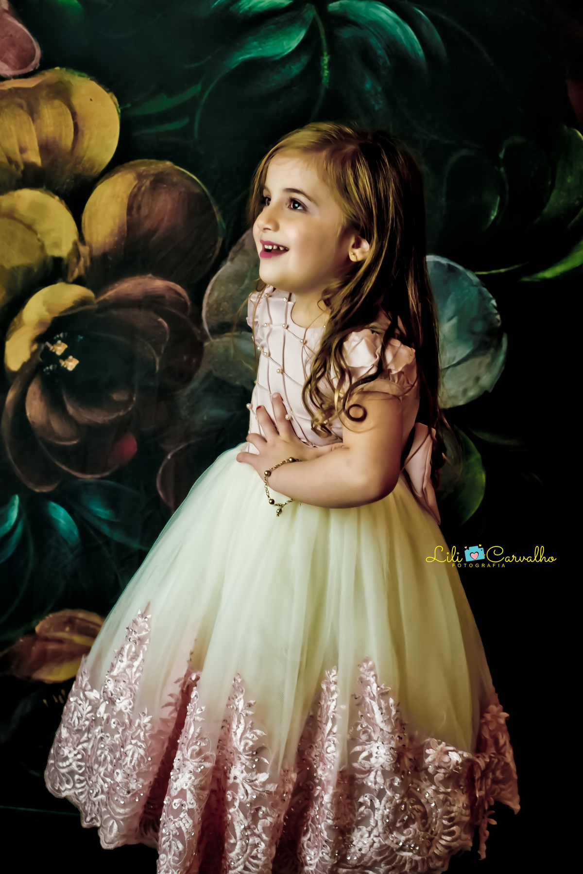 fotografia infantil realizada no estudio em Maringá escura 
