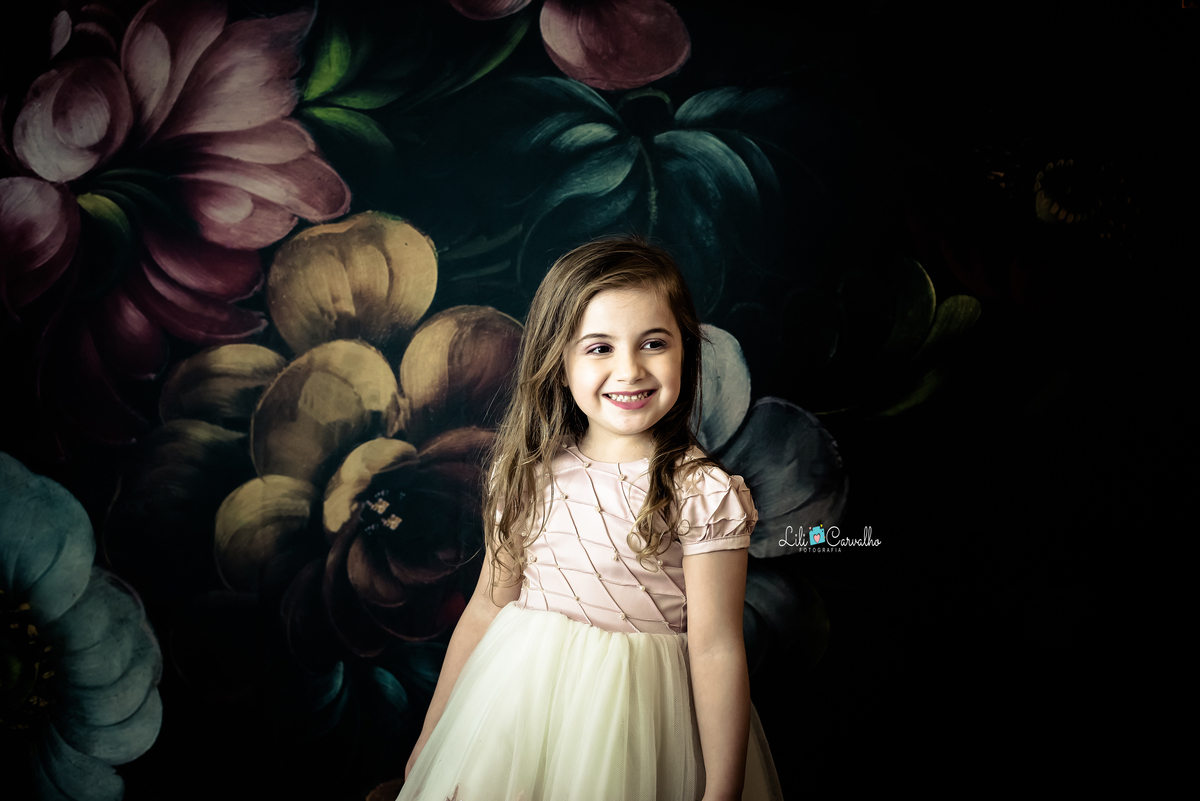 fotografia infantil realizada no estudio em Maringá sorrindo 