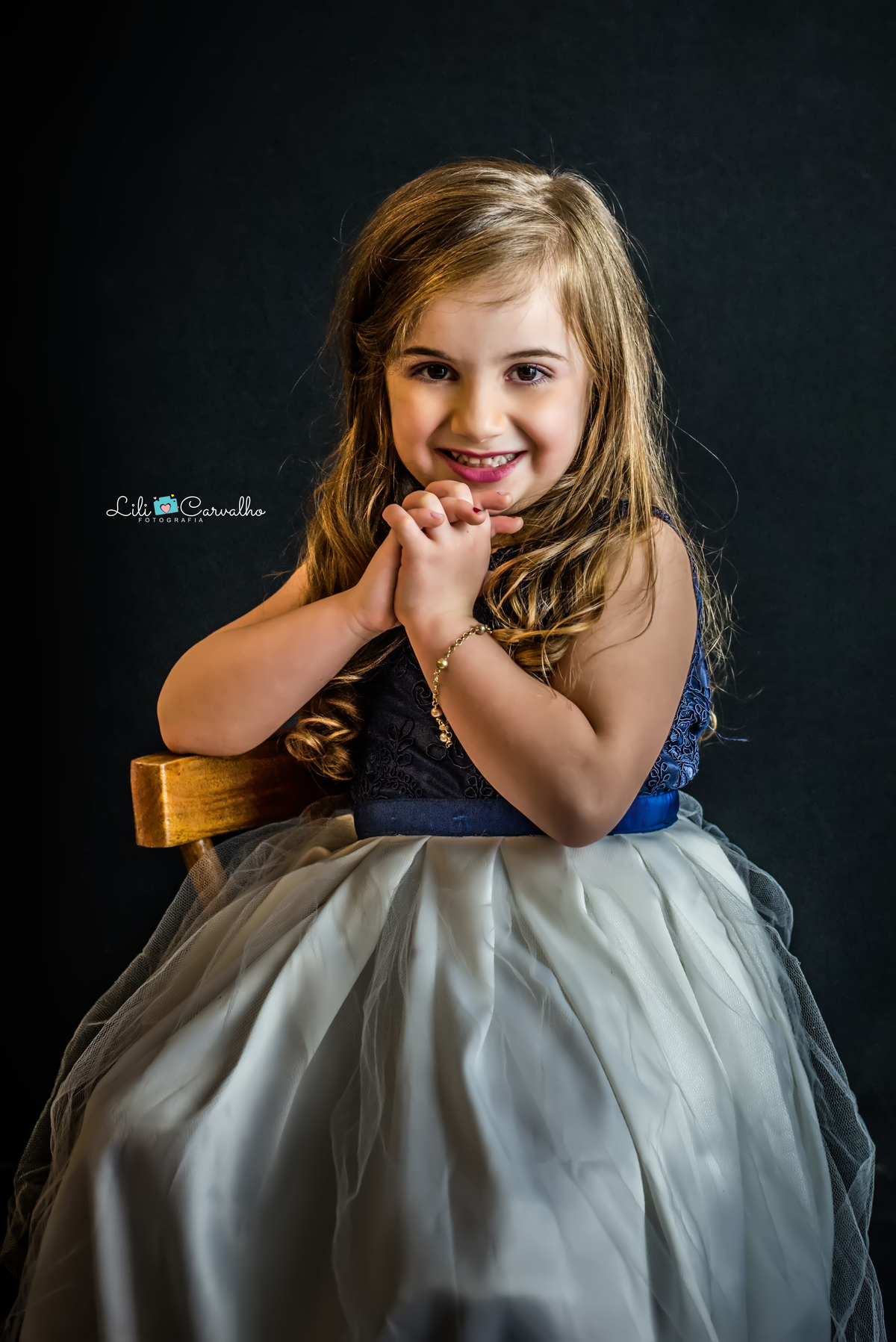 fotografia infantil realizada no estudio em Maringá vestido azul 
