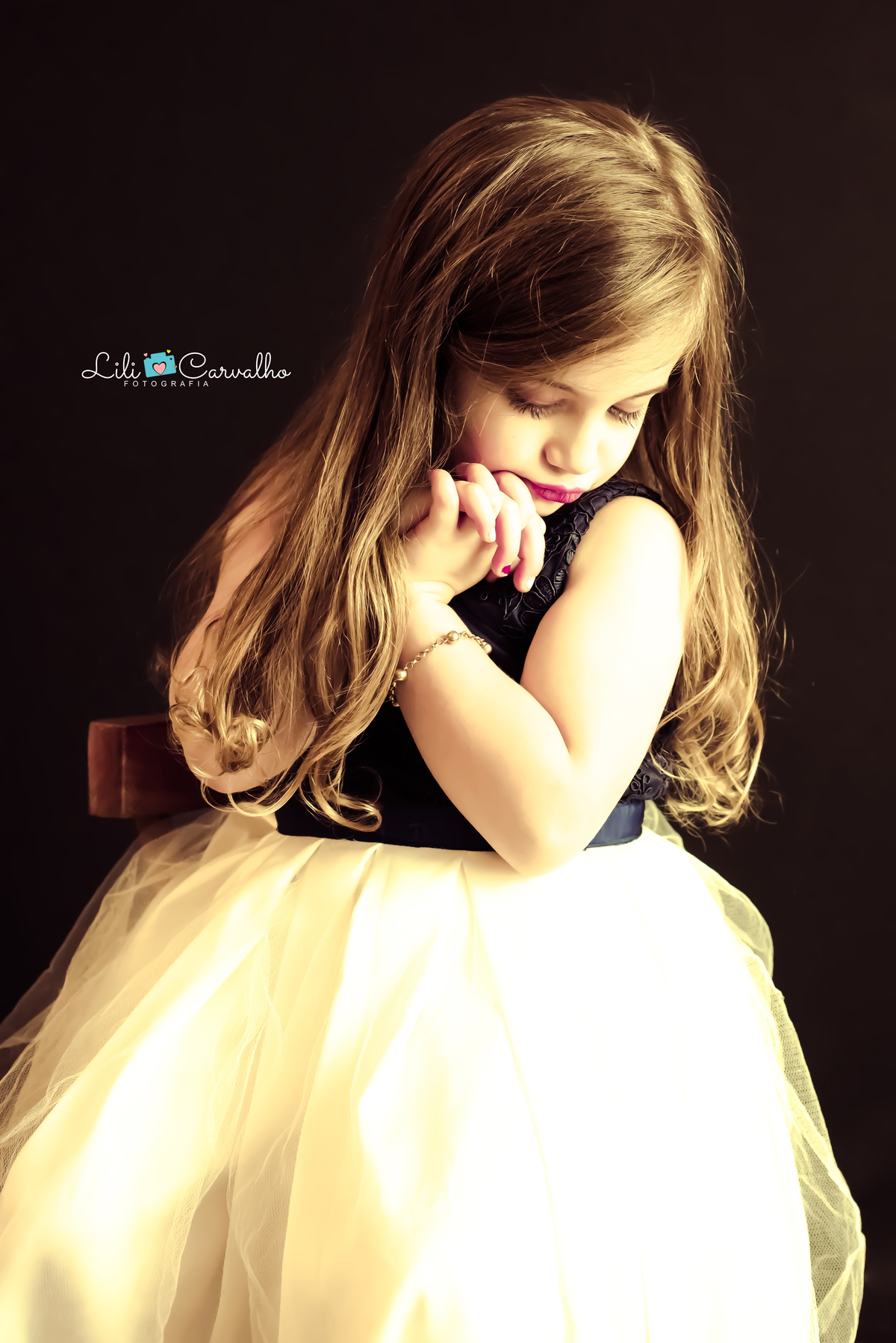 fotografia infantil realizada no estudio em Maringá olhando para baixo 