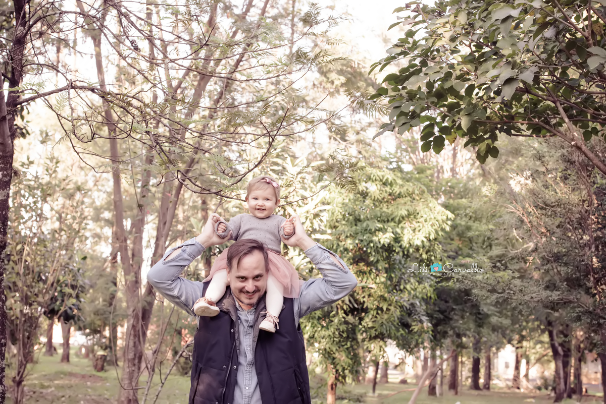 Ensaio fotografico de bebê em Maringá  filha no pescoço do pai 