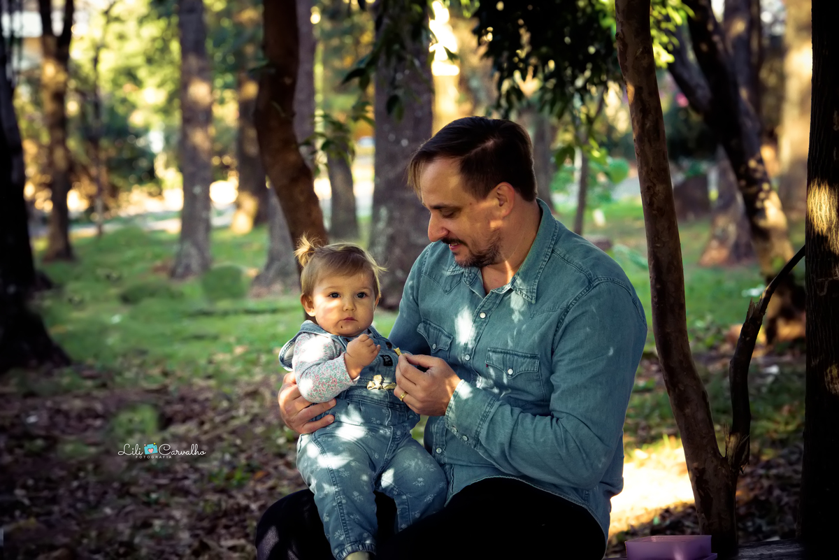 Ensaio fotografico de bebê em Maringá  pai cuidando 