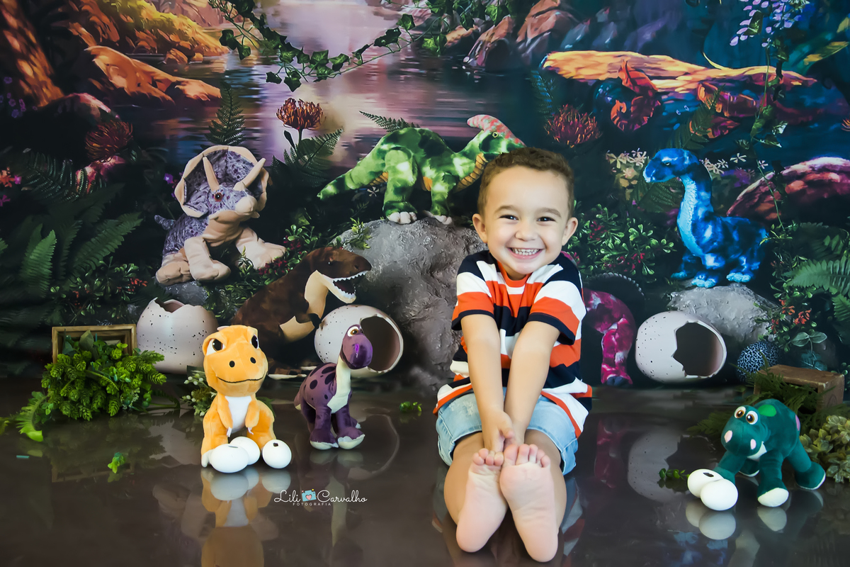 fotografia de menino no tema dinossauro no estudio em Maringá 