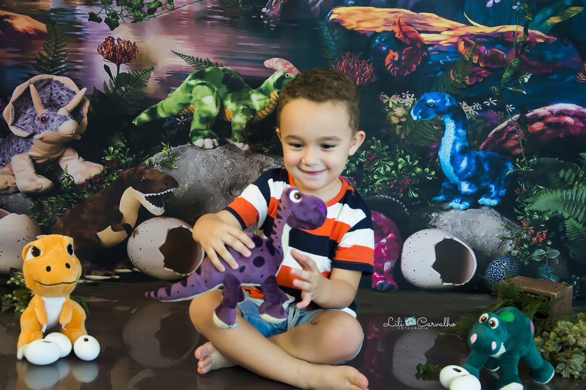 fotografia de menino no tema dinossauro no estudio em Maringá dinossauro