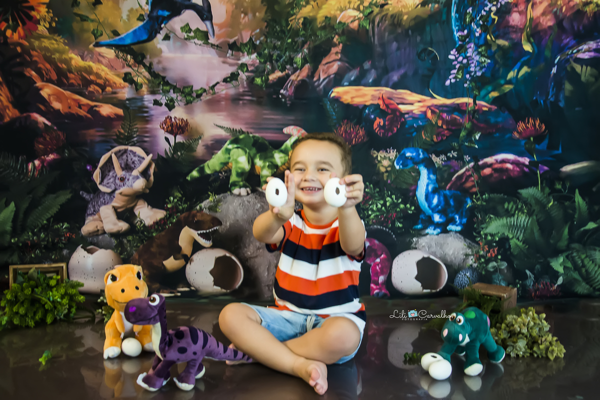 fotografia de menino no tema dinossauro no estudio em Maringá  sorriso 
