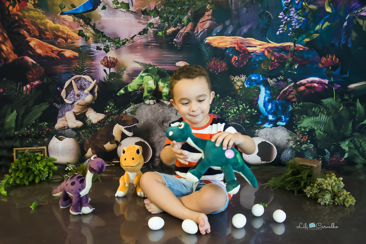 fotografia de menino no tema dinossauro no estudio em Maringá  brincando com dinossauro 