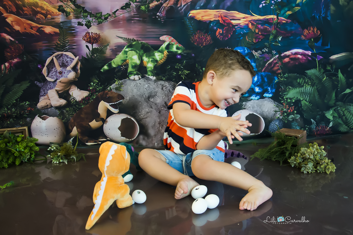 fotografia de menino no tema dinossauro no estudio em Maringá  se divertindo 