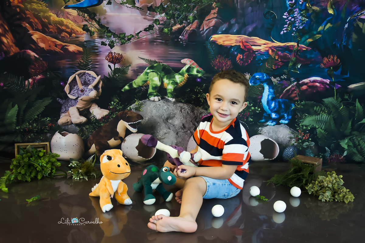 fotografia de menino no tema dinossauro no estudio em Maringá  lindão 