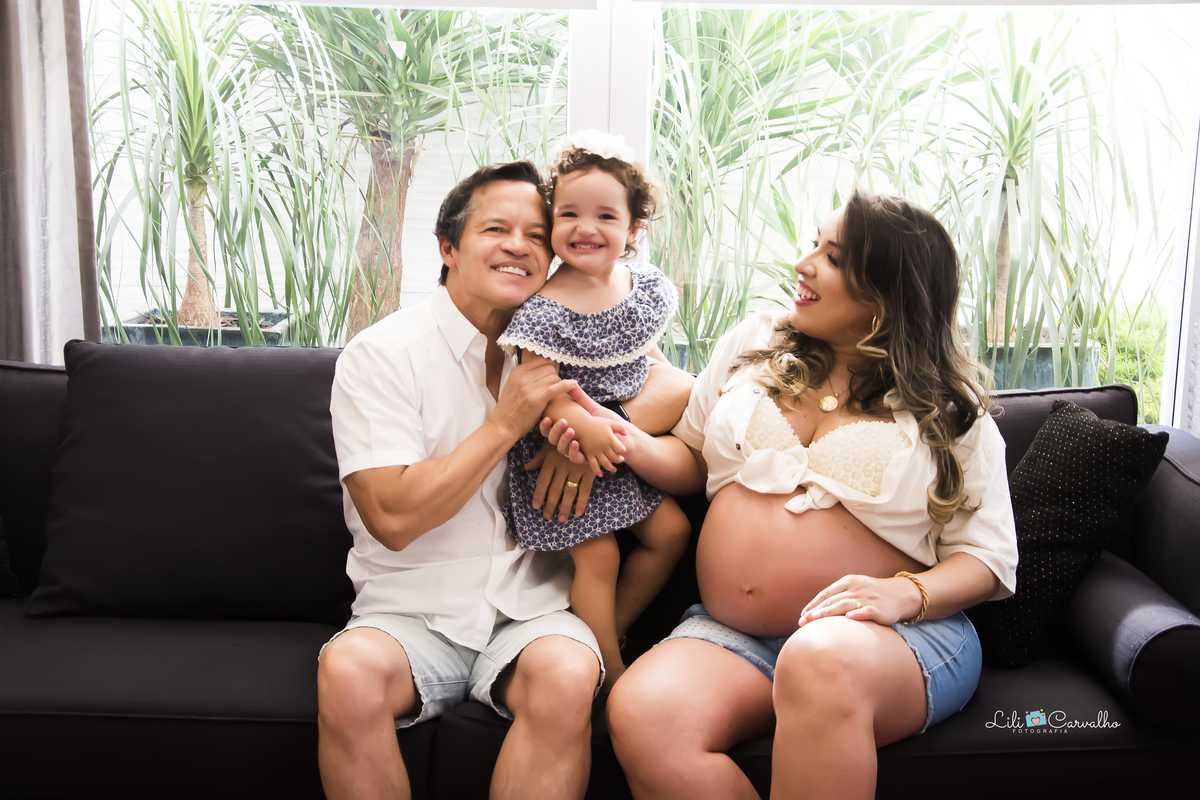 ensaio fotografico na casa da cliente em Maringá sorrindo