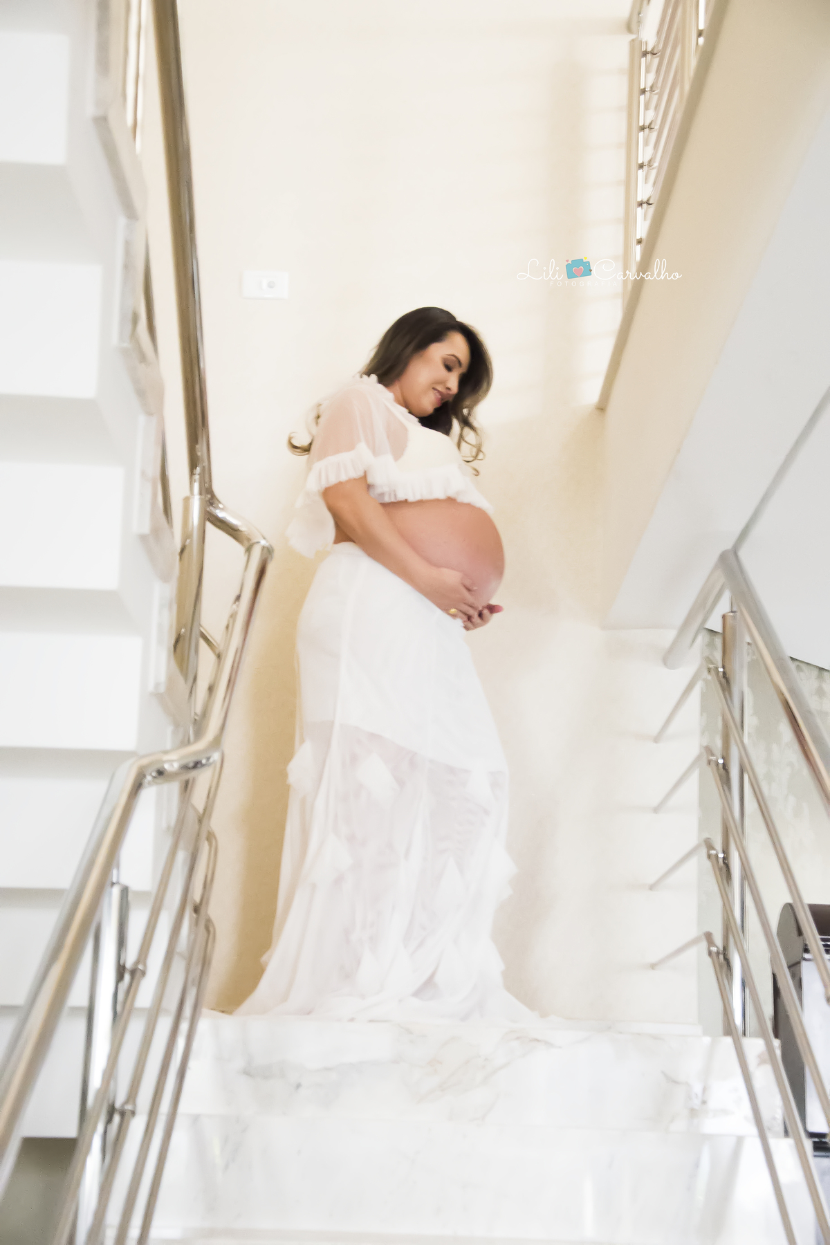 ensaio fotografico na casa da cliente em Maringá vestido branco