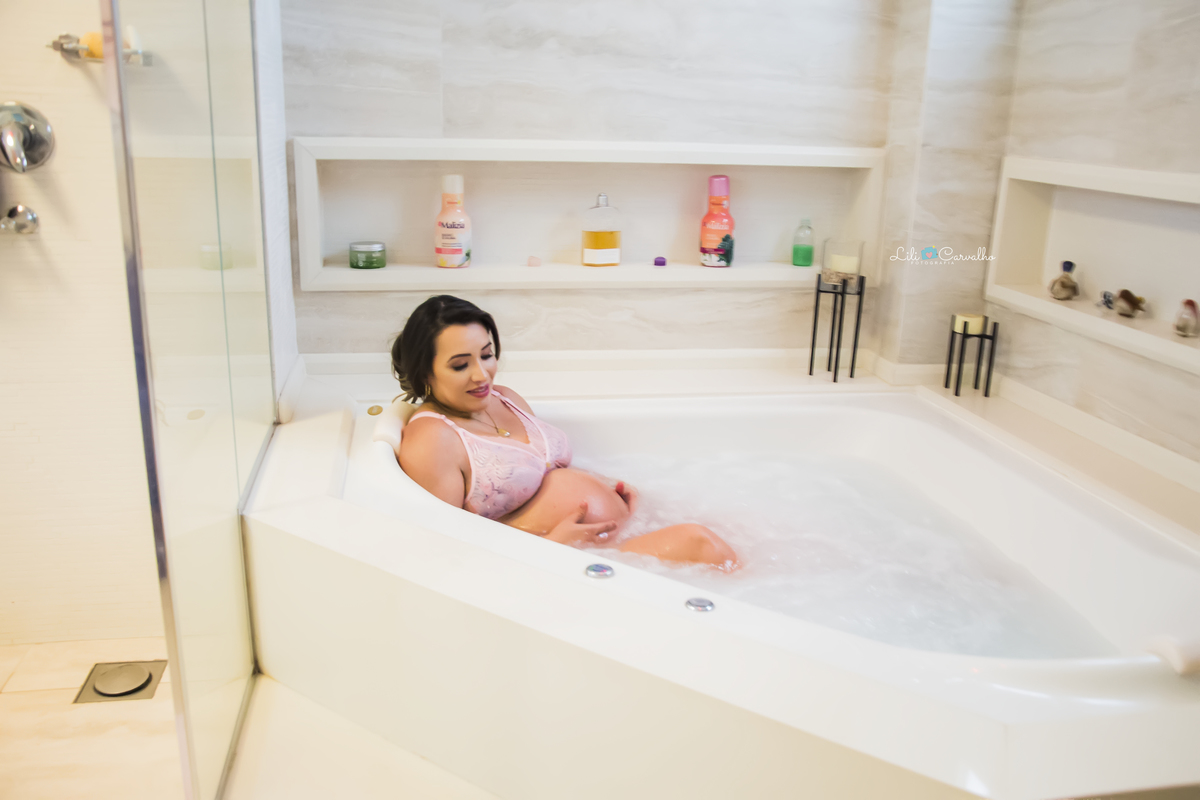 ensaio fotografico na casa da cliente em Maringá banheira