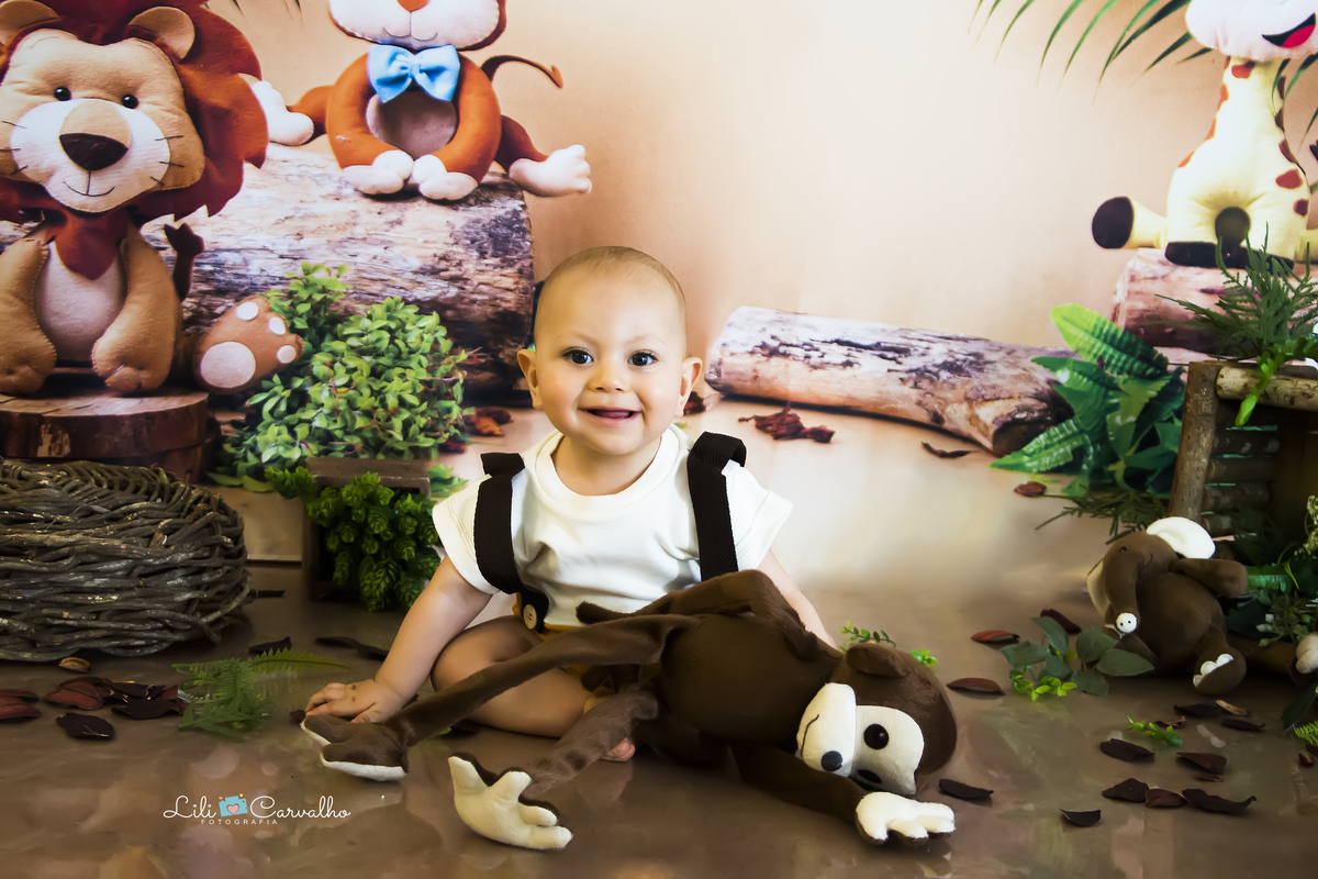 Ensaio fotográfico de bebê em maringá no tema safari sorrindo 