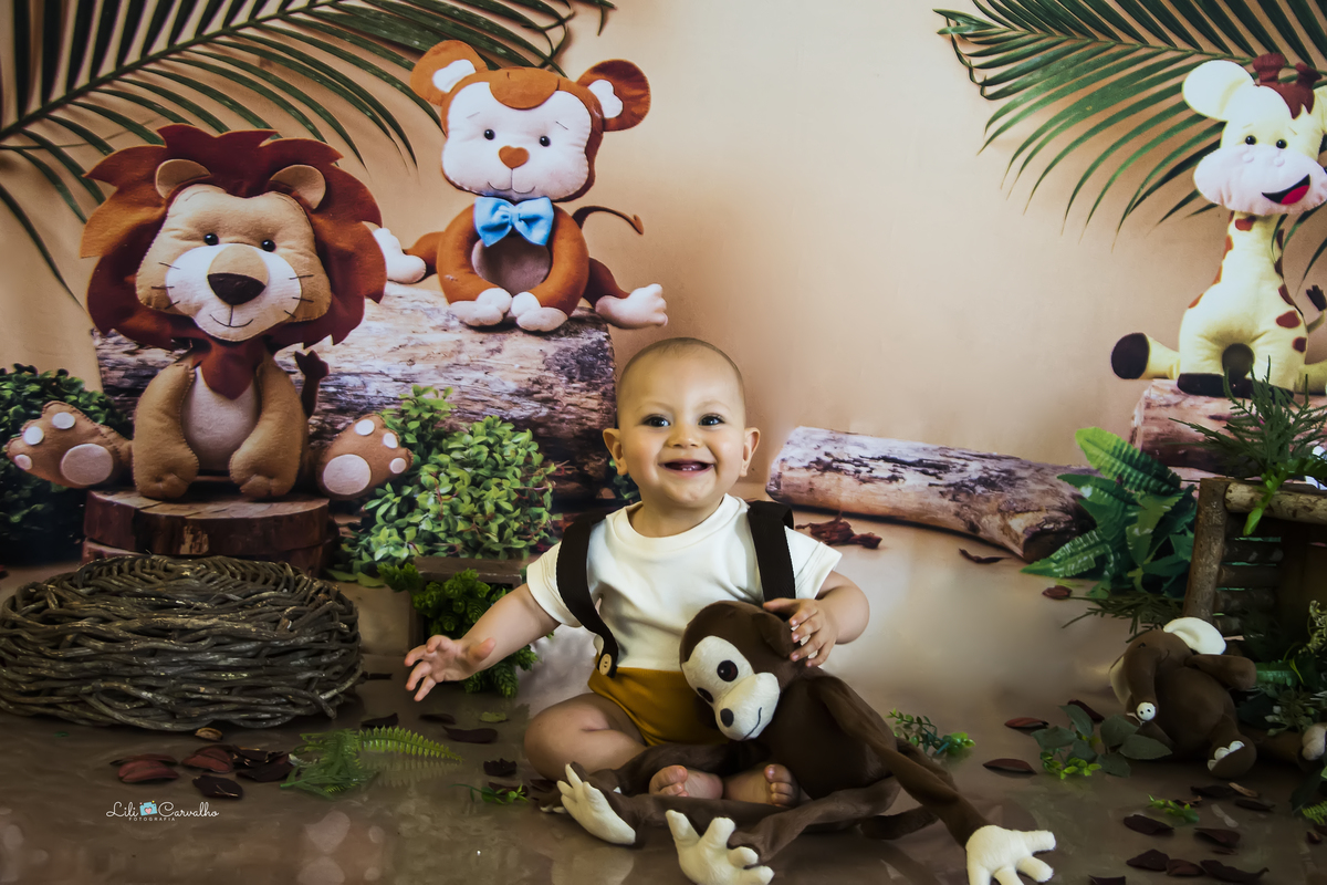 Ensaio fotográfico de bebê em maringá no tema safari macaco 