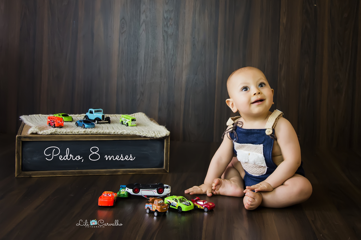 Ensaio fotográfico de bebê em maringá no tema safari brincando 
