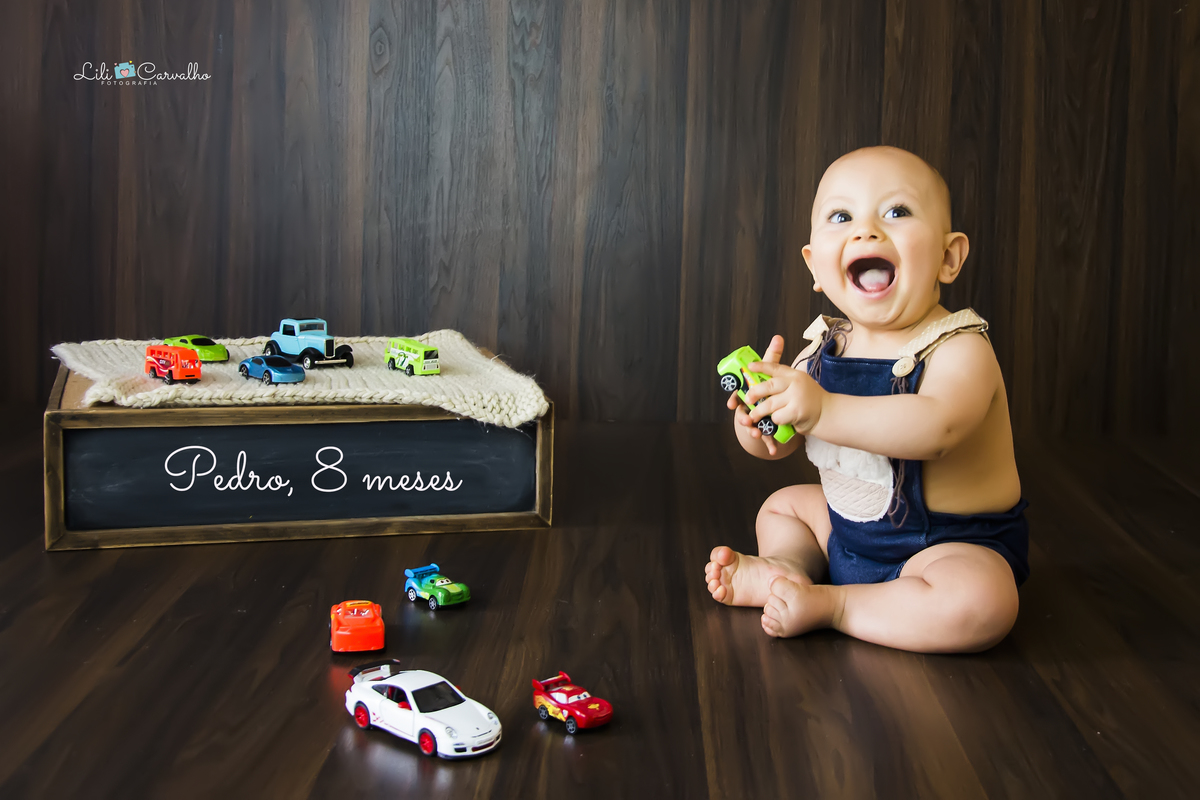 Ensaio fotográfico de bebê em maringá no tema safari batendo palmas 