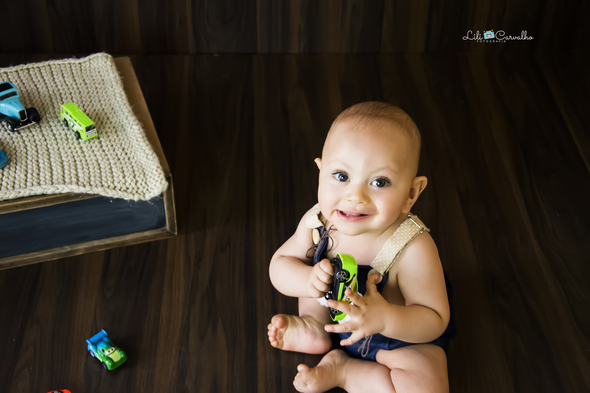 Ensaio fotográfico de bebê em maringá no tema safari olhando para cima 