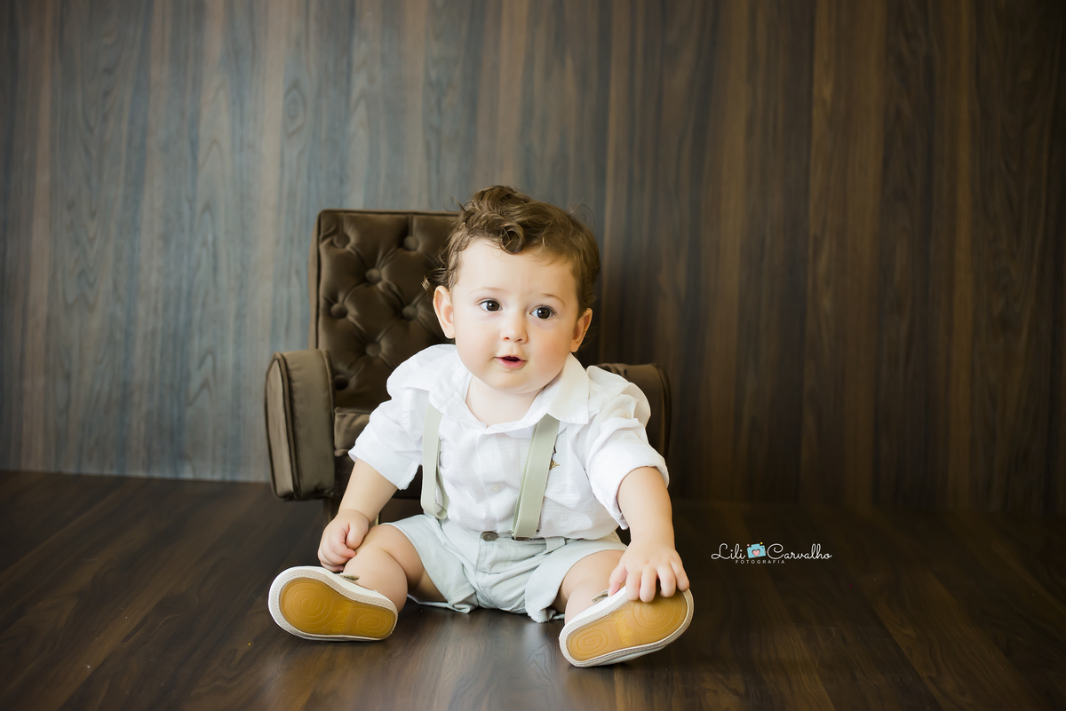 ensaio fotografico de menino em estudio na cidade de maringa olhando para frente