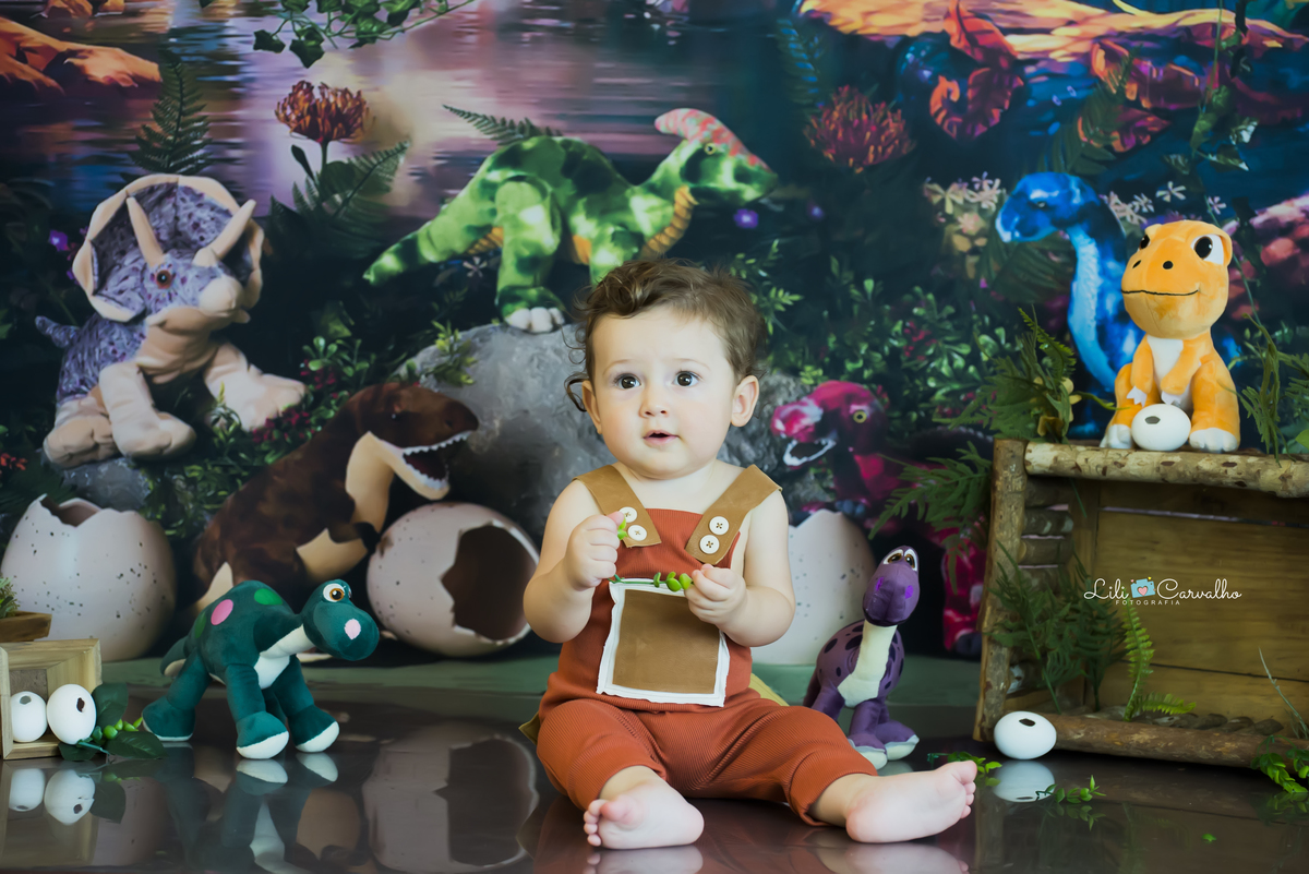 ensaio fotografico de menino em estudio na cidade de maringa dinossouro