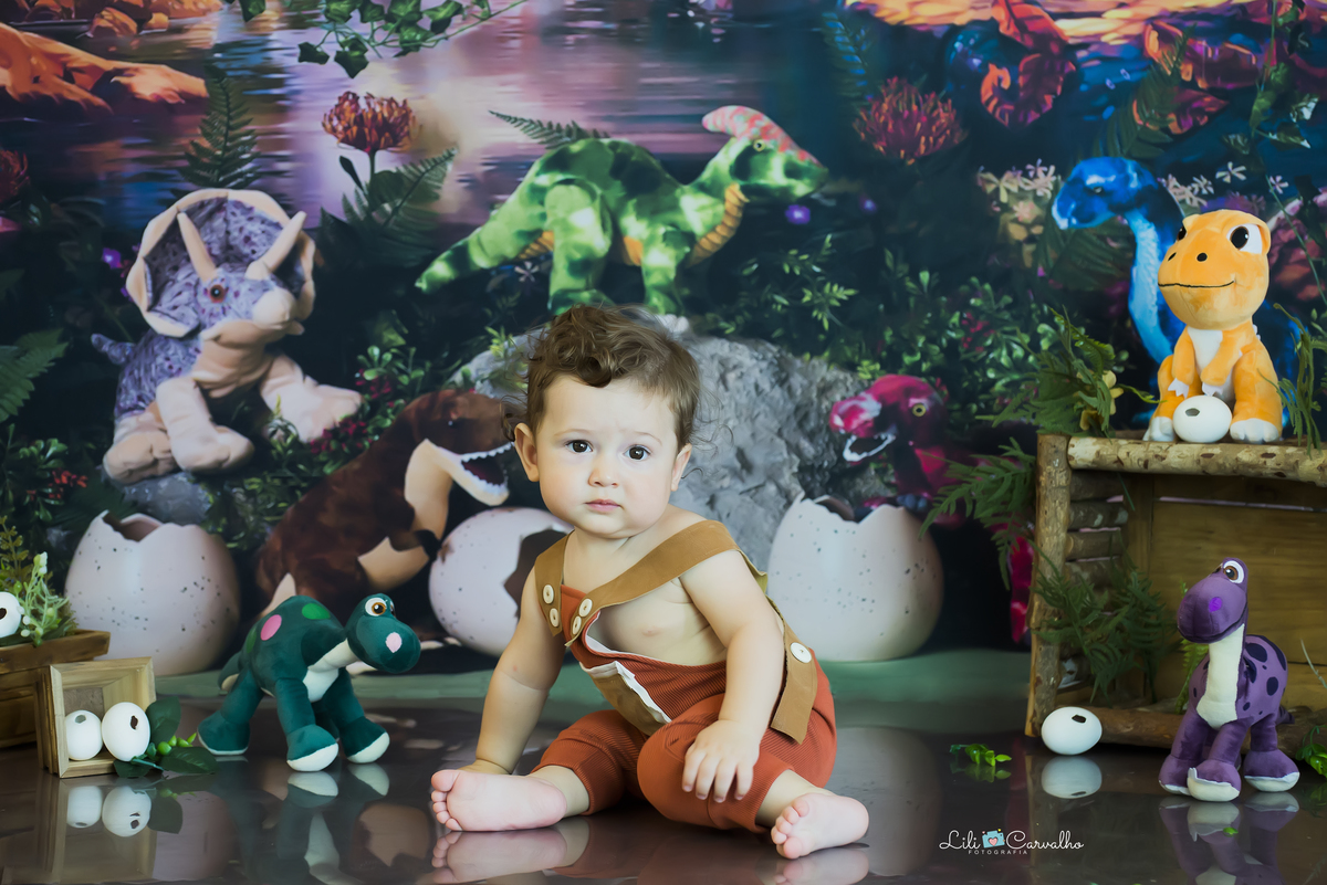  ensaio fotografico de menino em estudio na cidade de maringa olhando de ladinho 