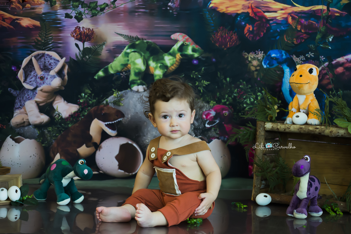 ensaio fotografico de menino em estudio na cidade de maringa sentadinho 