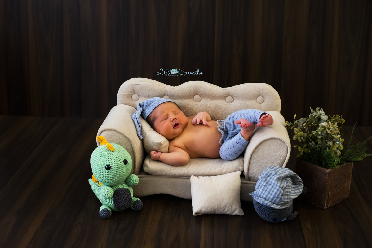 fotografia de bebe recem nascido em Maringá  sofa