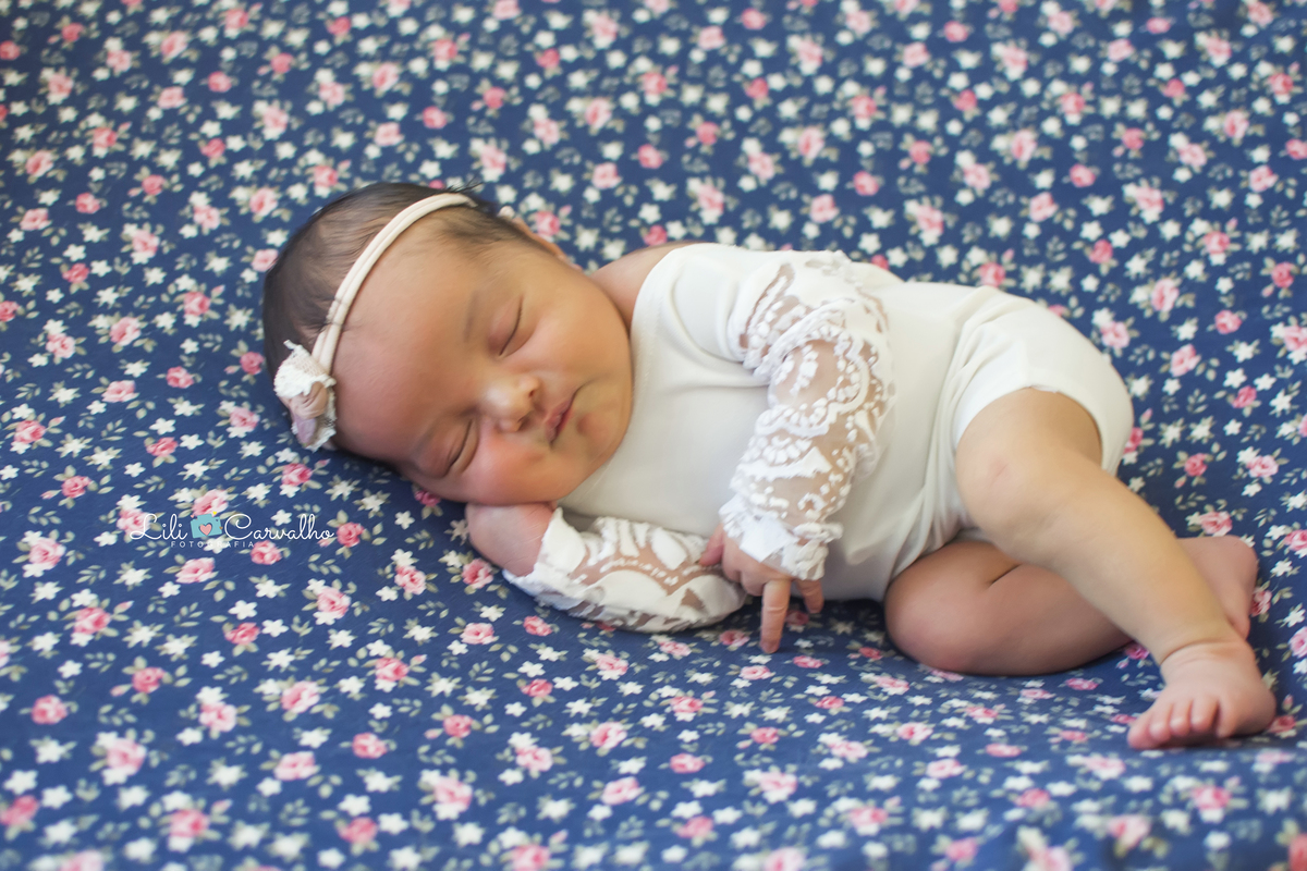 fotografia de newborn realizado em estúdio em Maringá  fundo florido 