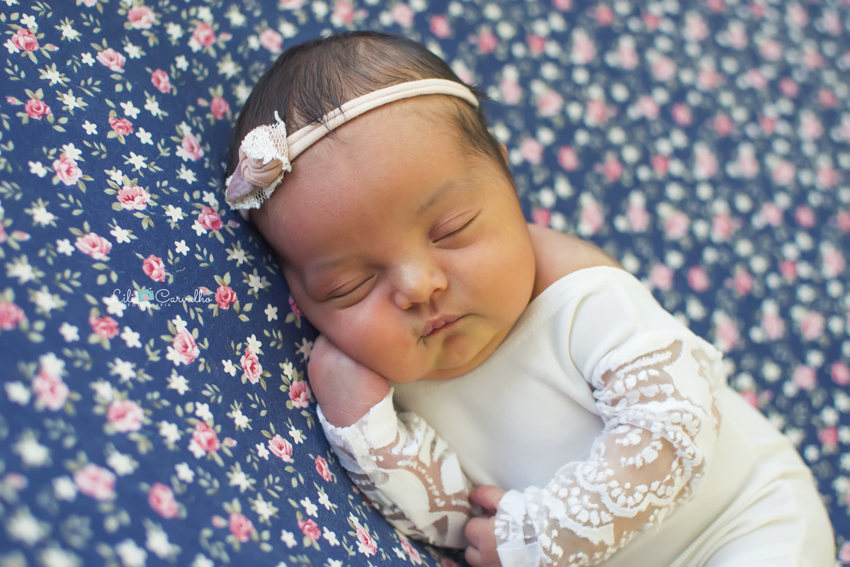 fotografia de newborn realizado em estúdio em Maringá  roupa branca 