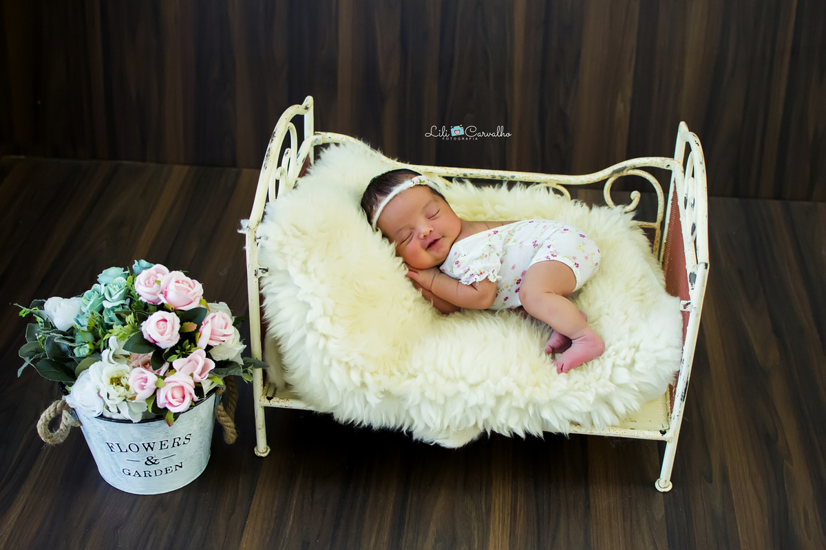 fotografia de newborn realizado em estúdio em Maringá  sorrindo