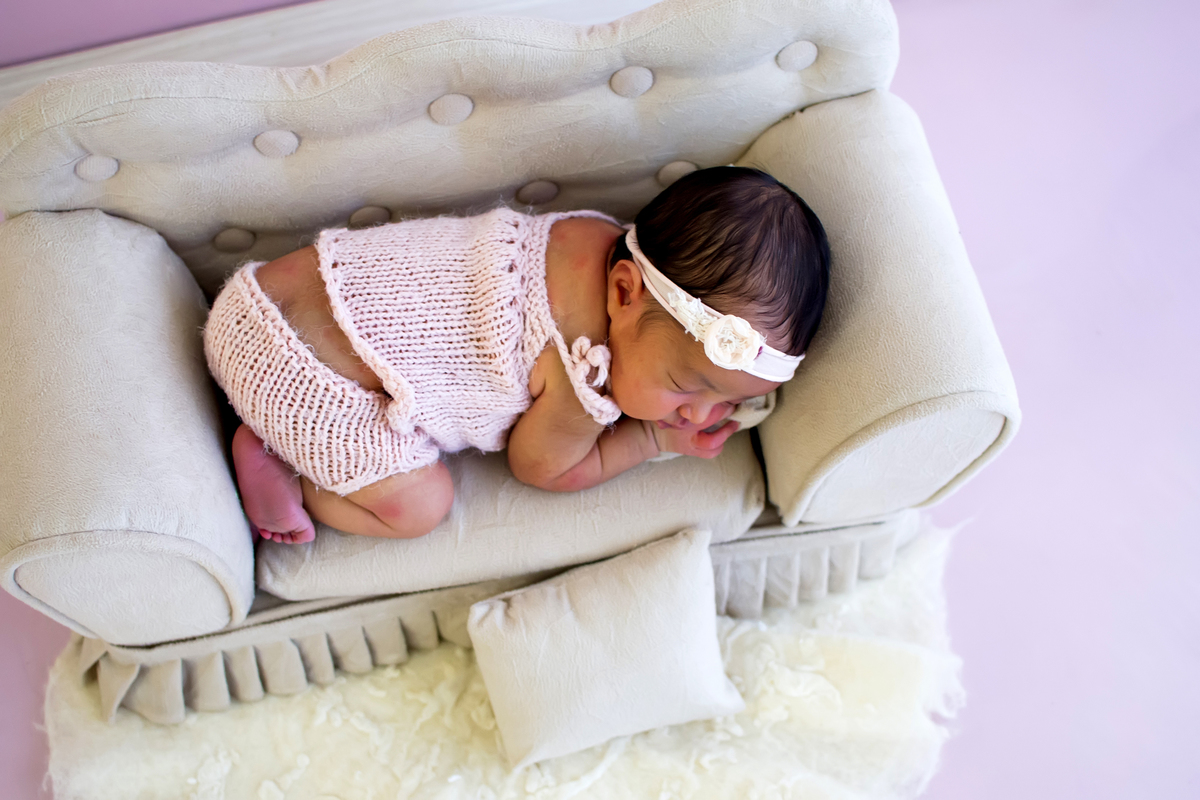 fotografia de newborn realizado em estúdio em Maringá  de cima 
