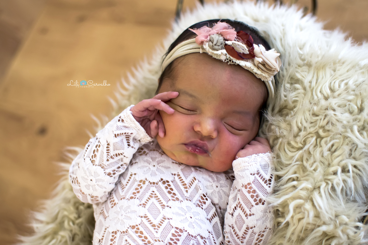 fotografia de newborn realizado em estúdio em Maringá  pose 