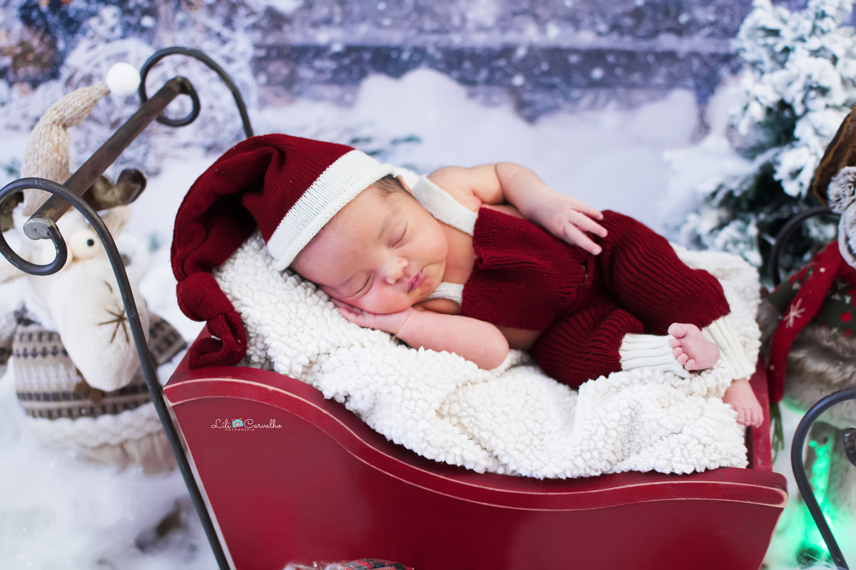 fotografia de newborn realizado em estúdio em Maringá  tema natal 