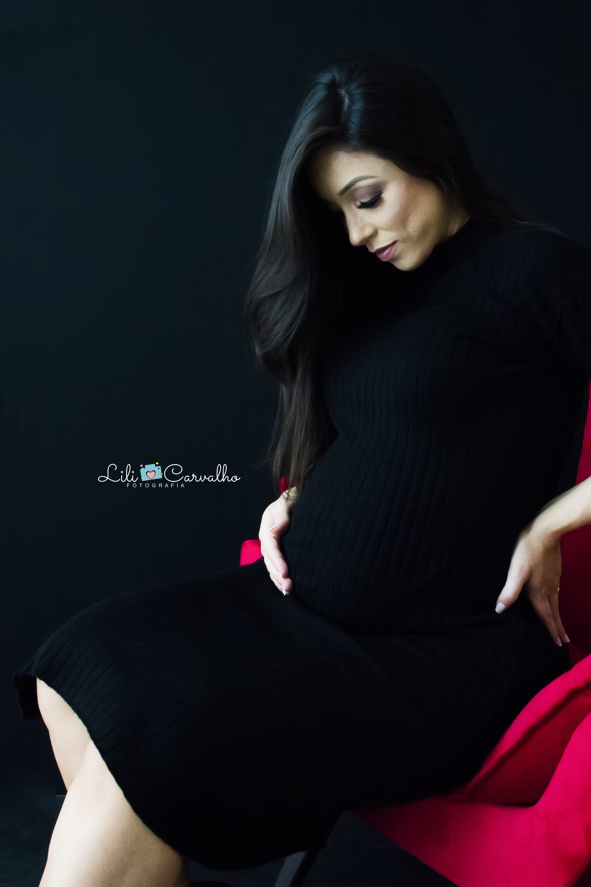 ensaio gestante em Maringá, estudio, poltrona vermelha, vestido preto