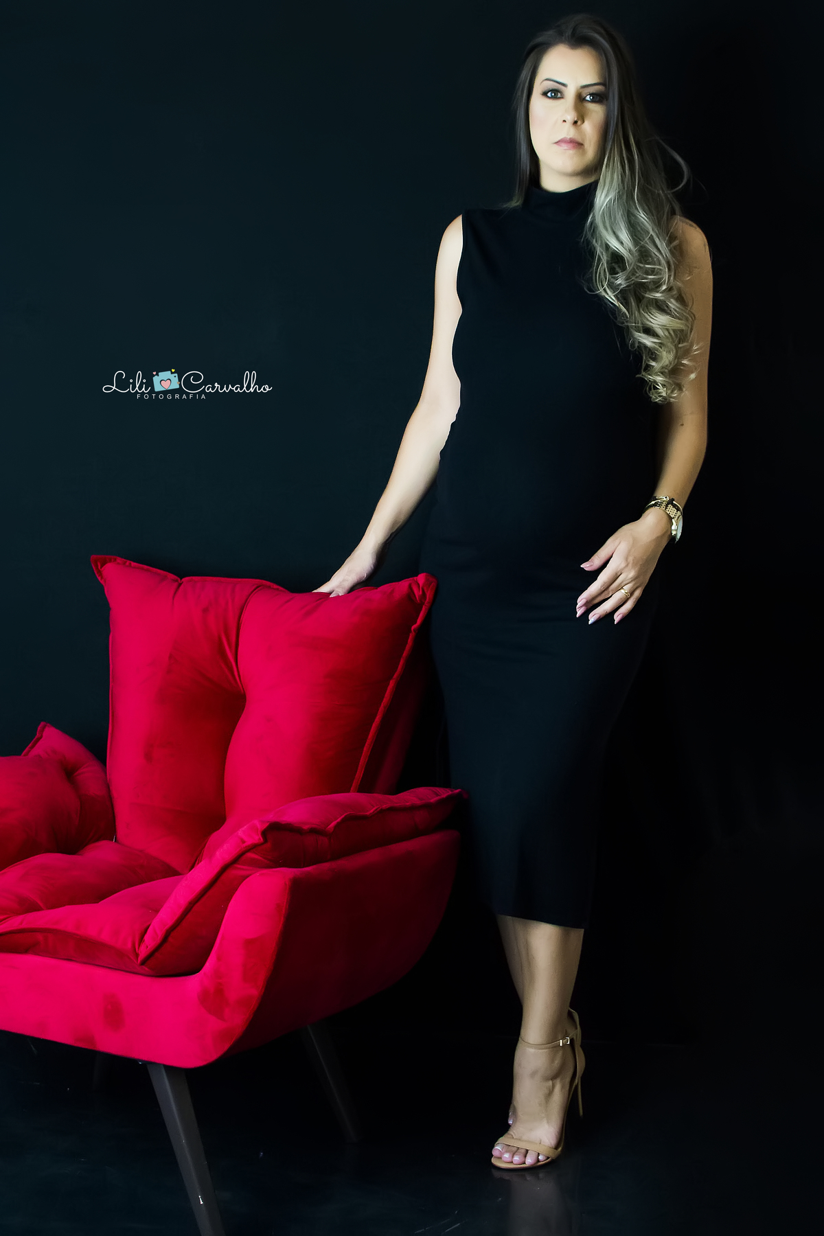 ensaio gestante em Maringá poltrona vermelha