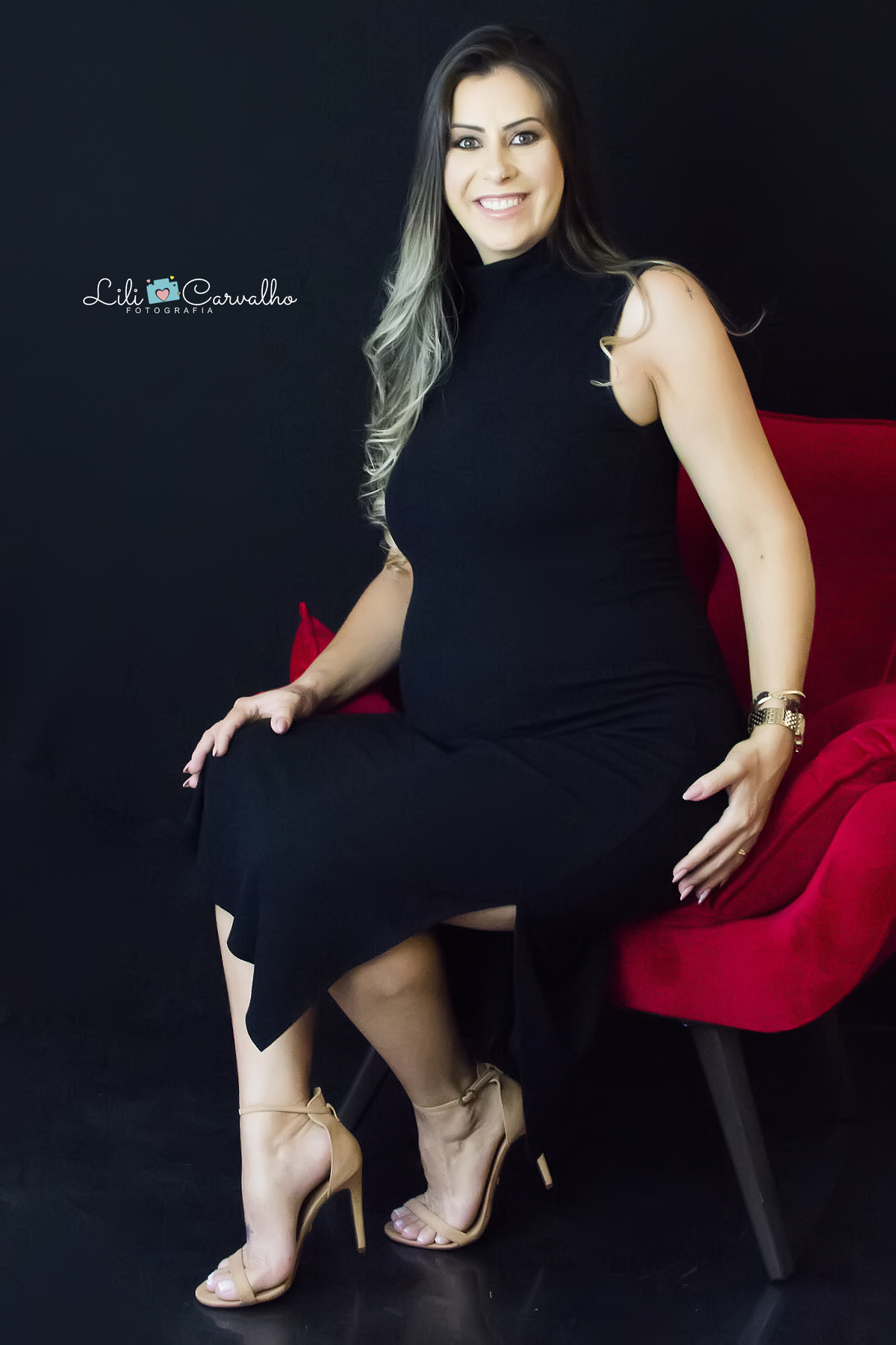 ensaio gestante em Maringá mae sentada, elegante 