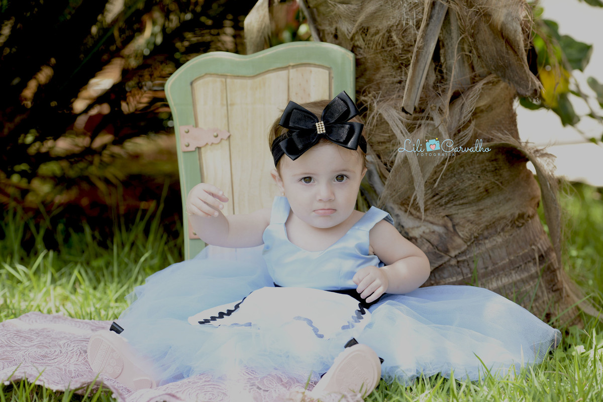 menina vestida alice