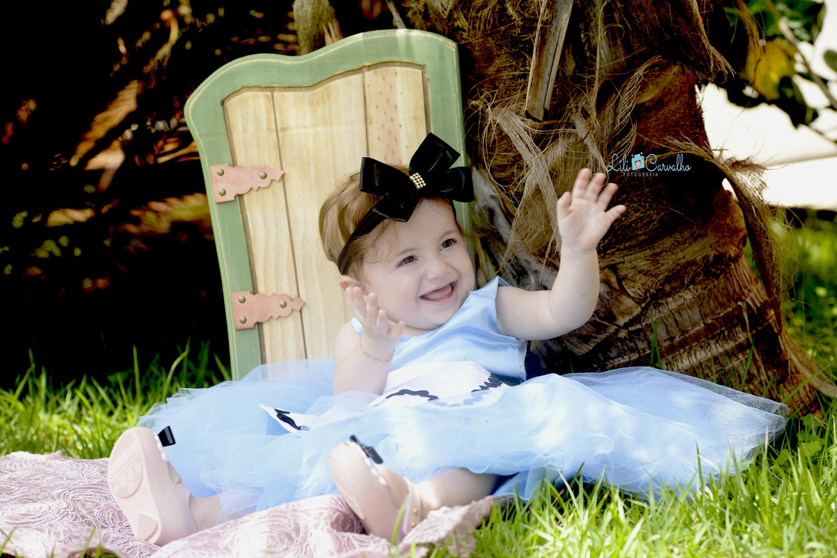 menina laco preto sorrindo