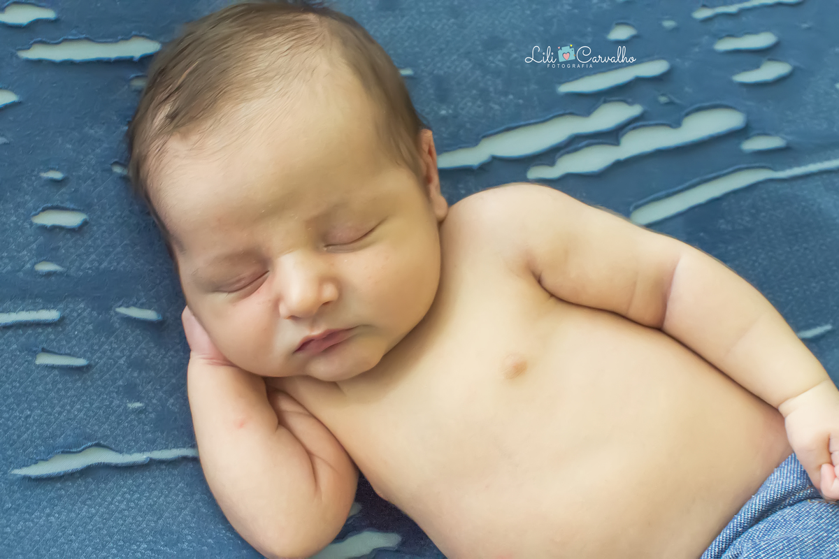 fotografia newborn em estudio em Maringá, jeans