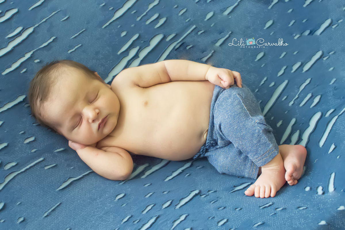 fotografia newborn em estudio em Maringá corpo inteiro 