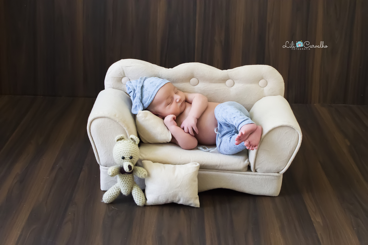 fotografia newborn em estudio em Maringá sofazinho bebe 
