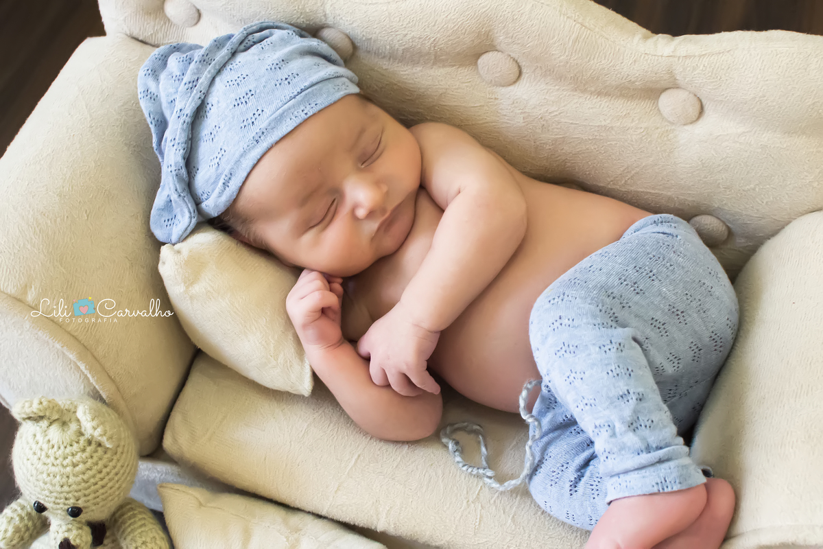 fotografia newborn em estudio em Maringá touca azul 