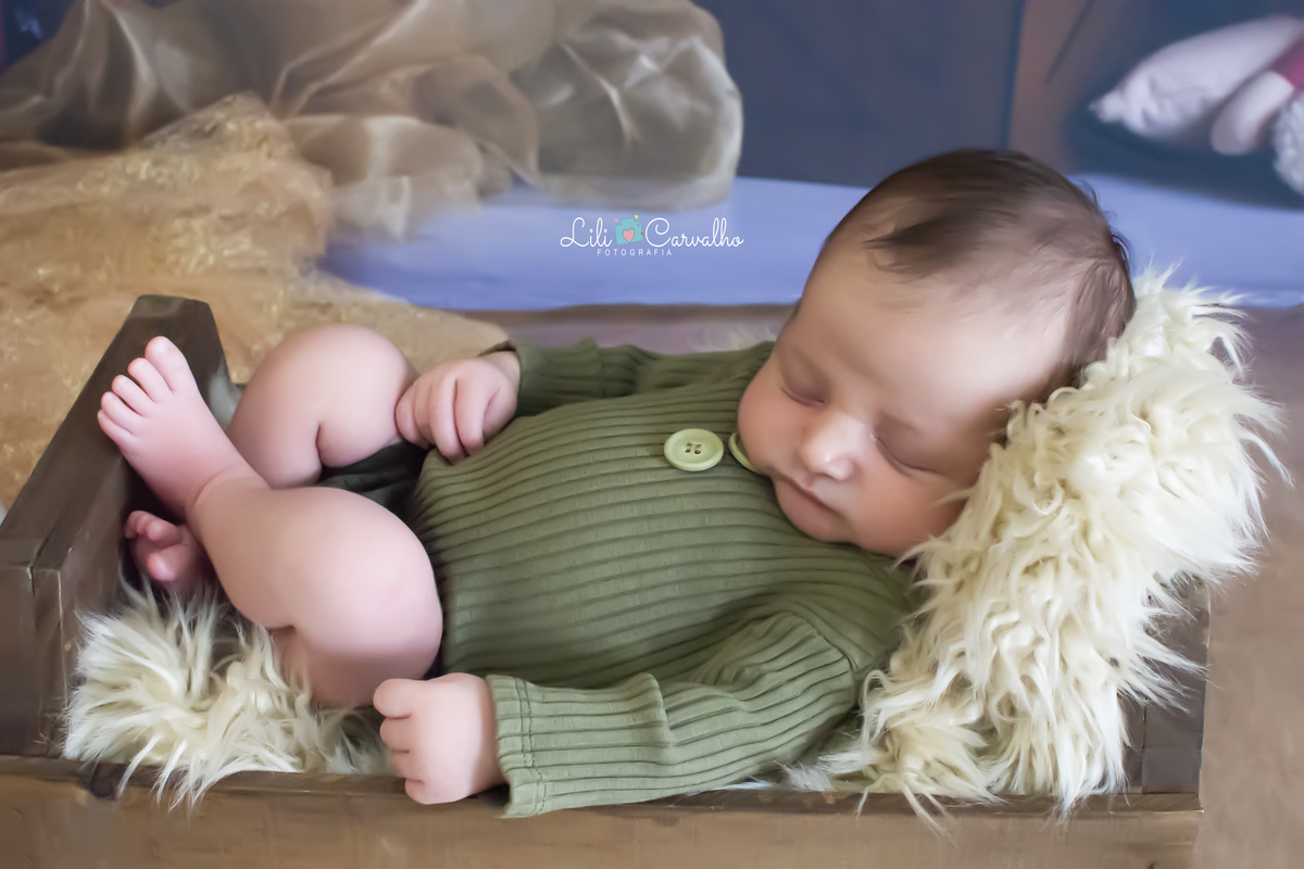 fotografia newborn em estudio em Maringá roupa verde 