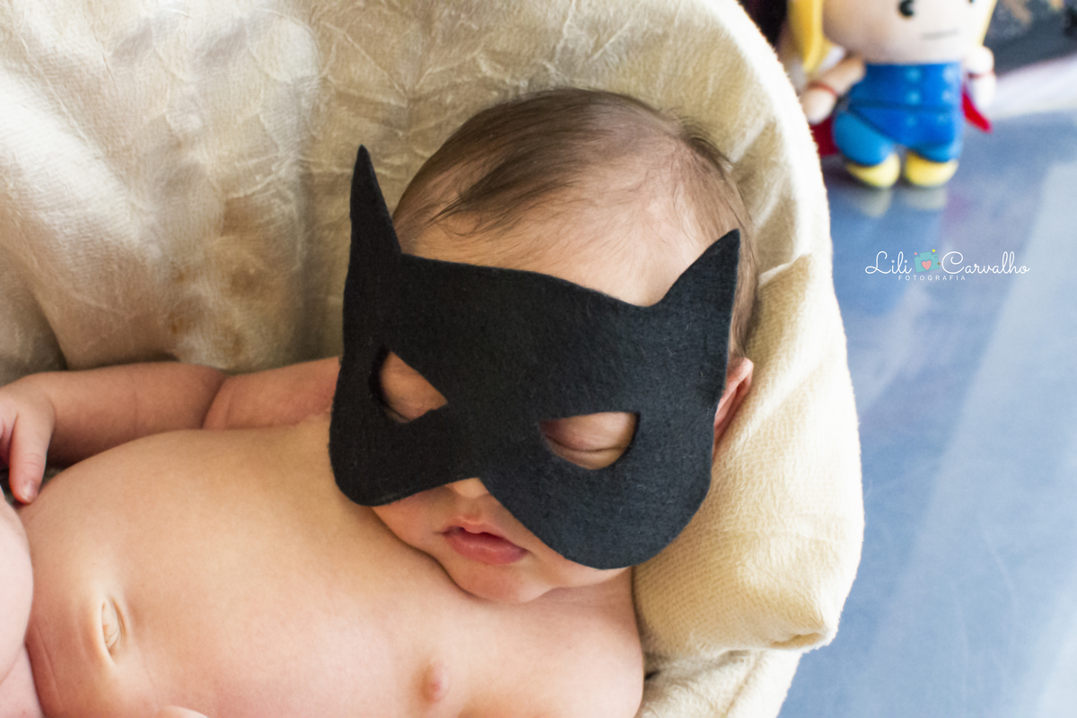 fotografia newborn em estudio em Maringá rosto de bebe batman 