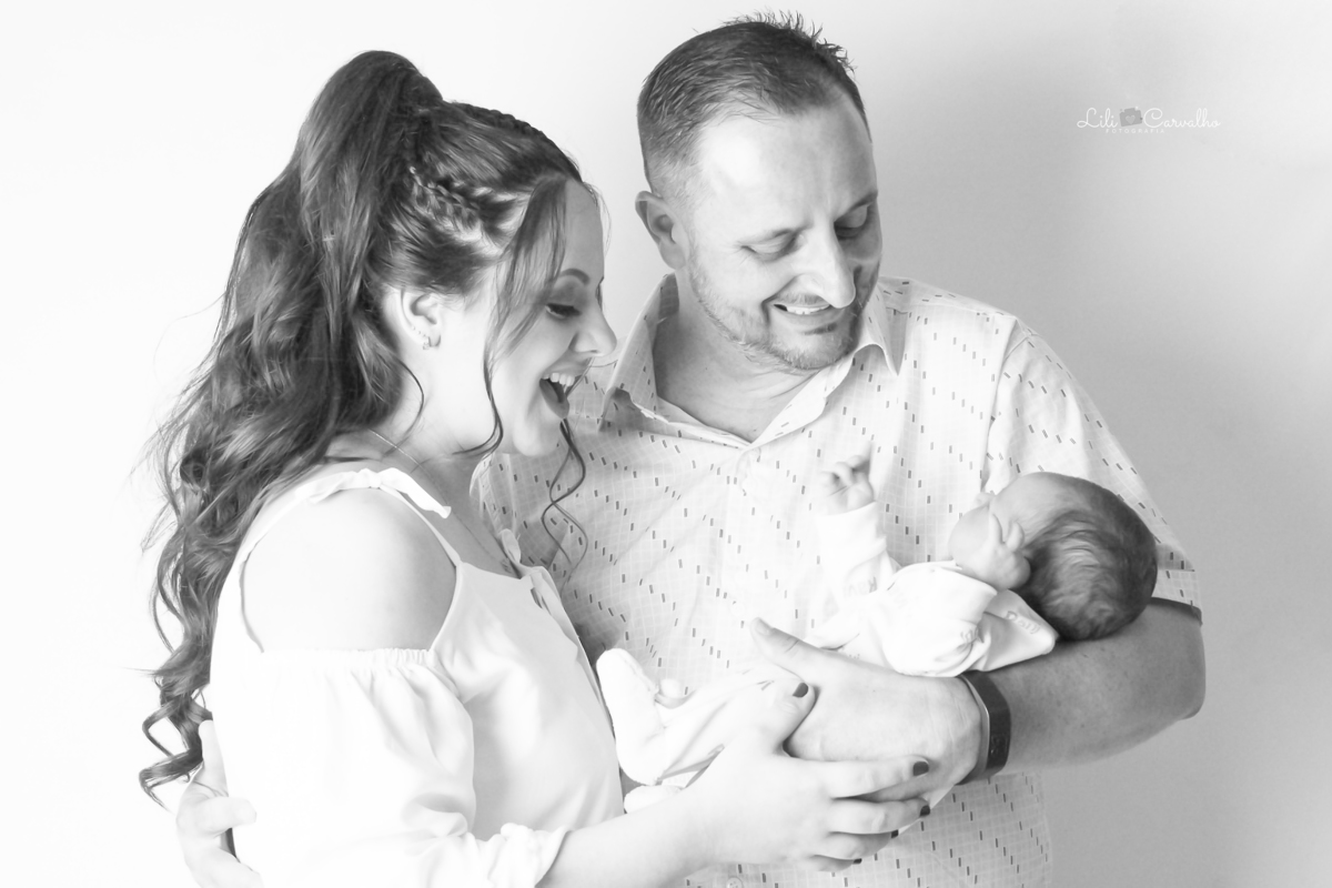 fotografia newborn em estudio em Maringá foto com os pais 