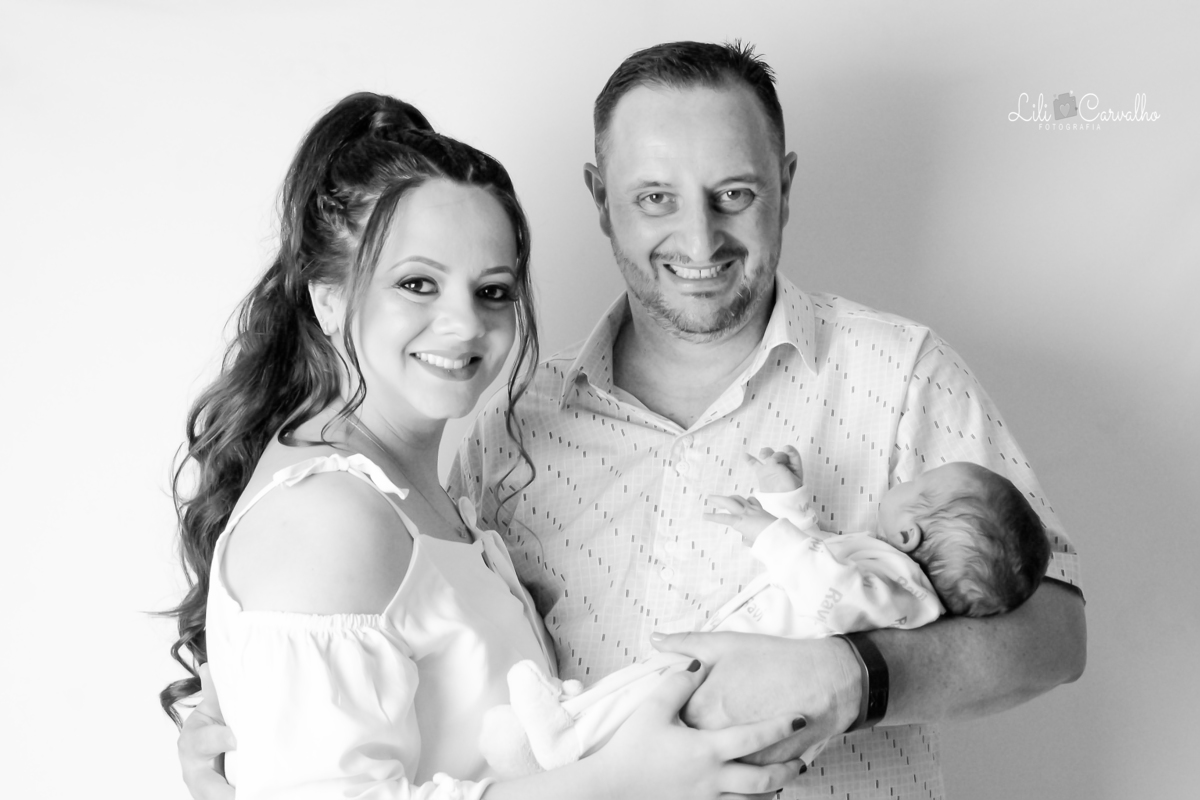 fotografia newborn em estudio em Maringá pais sorrindo 